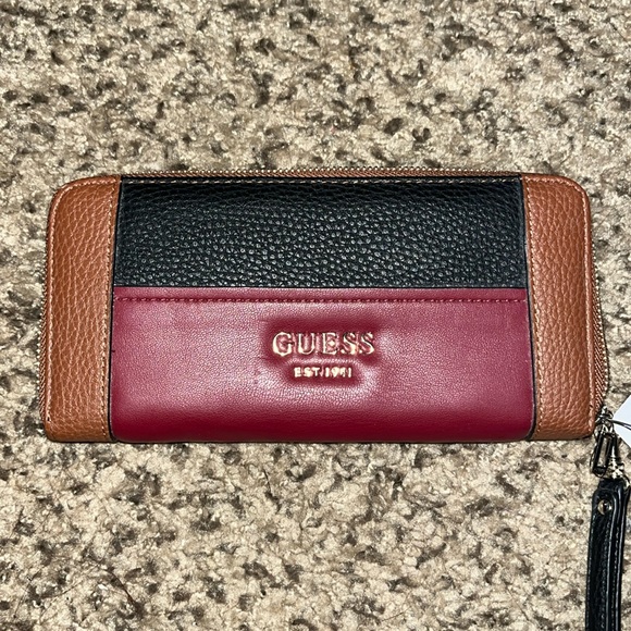 Guess wallet NWT - Picture 1 of 2